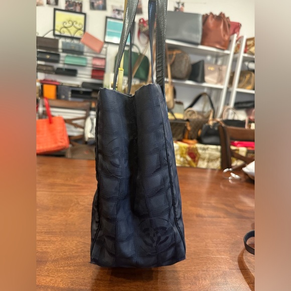 *Sold* Chanel black tote - Picture 4 of 11